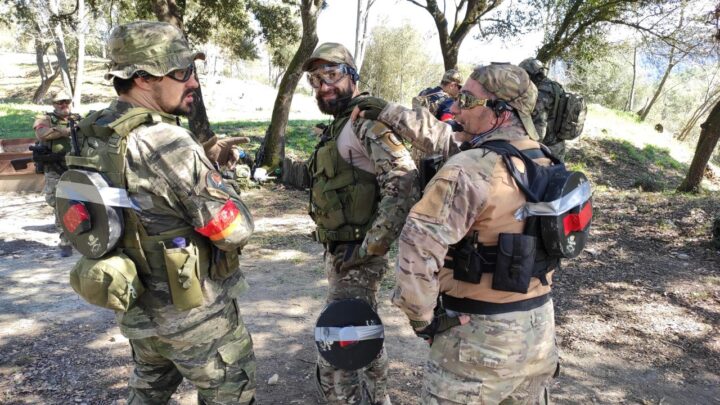 Jugadores de Airsoft equipados con minas anti vehículo