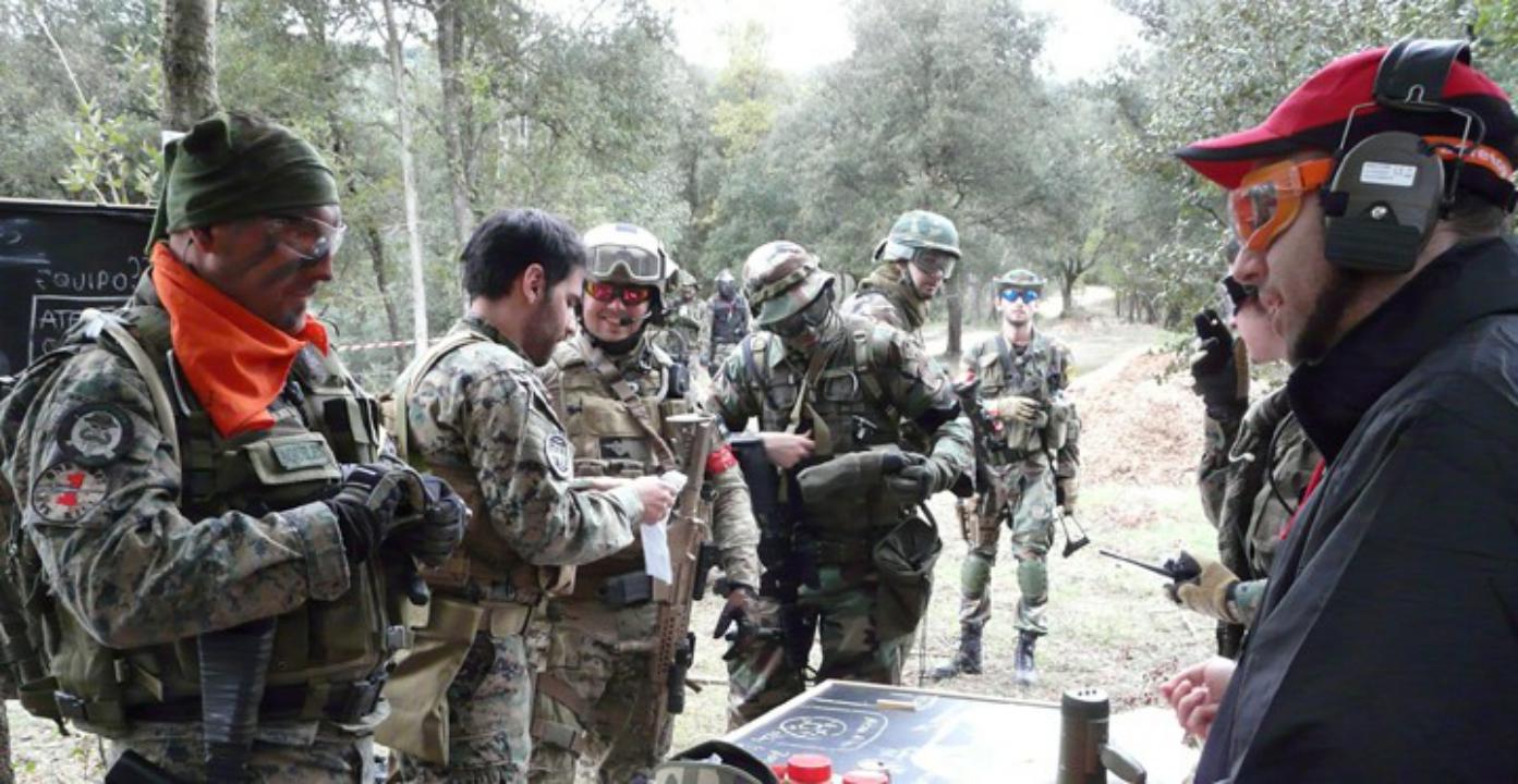 Prisionero en la base enemiga a punto de ser interrogado.