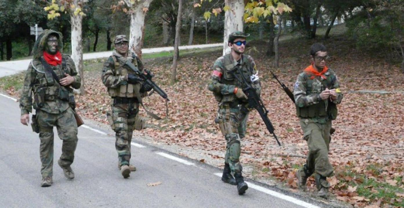Prisioneros escoltados para ser interrogados.