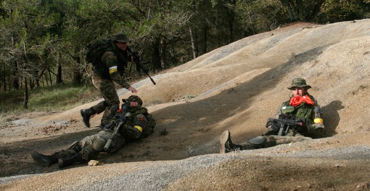 Sanitario de Airsoft al auxilio de un compañero herido.