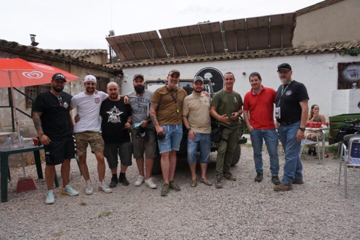 visitante a la feria de airsoft